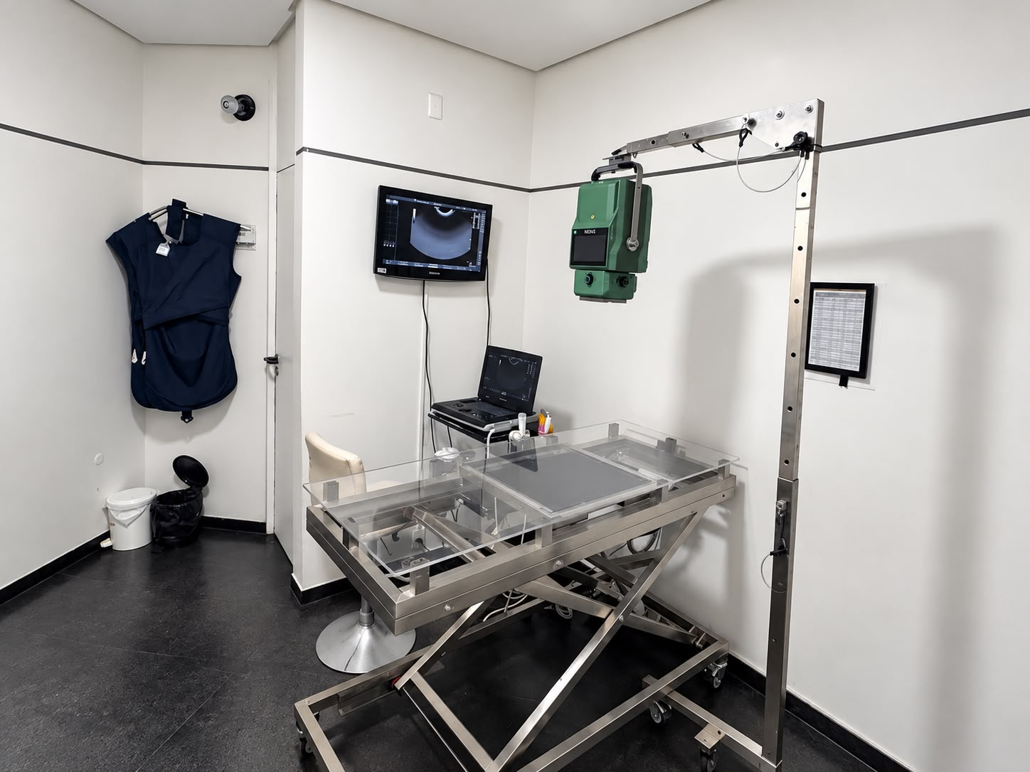 Equipamento veterinário de diagnóstico por imagem com monitor