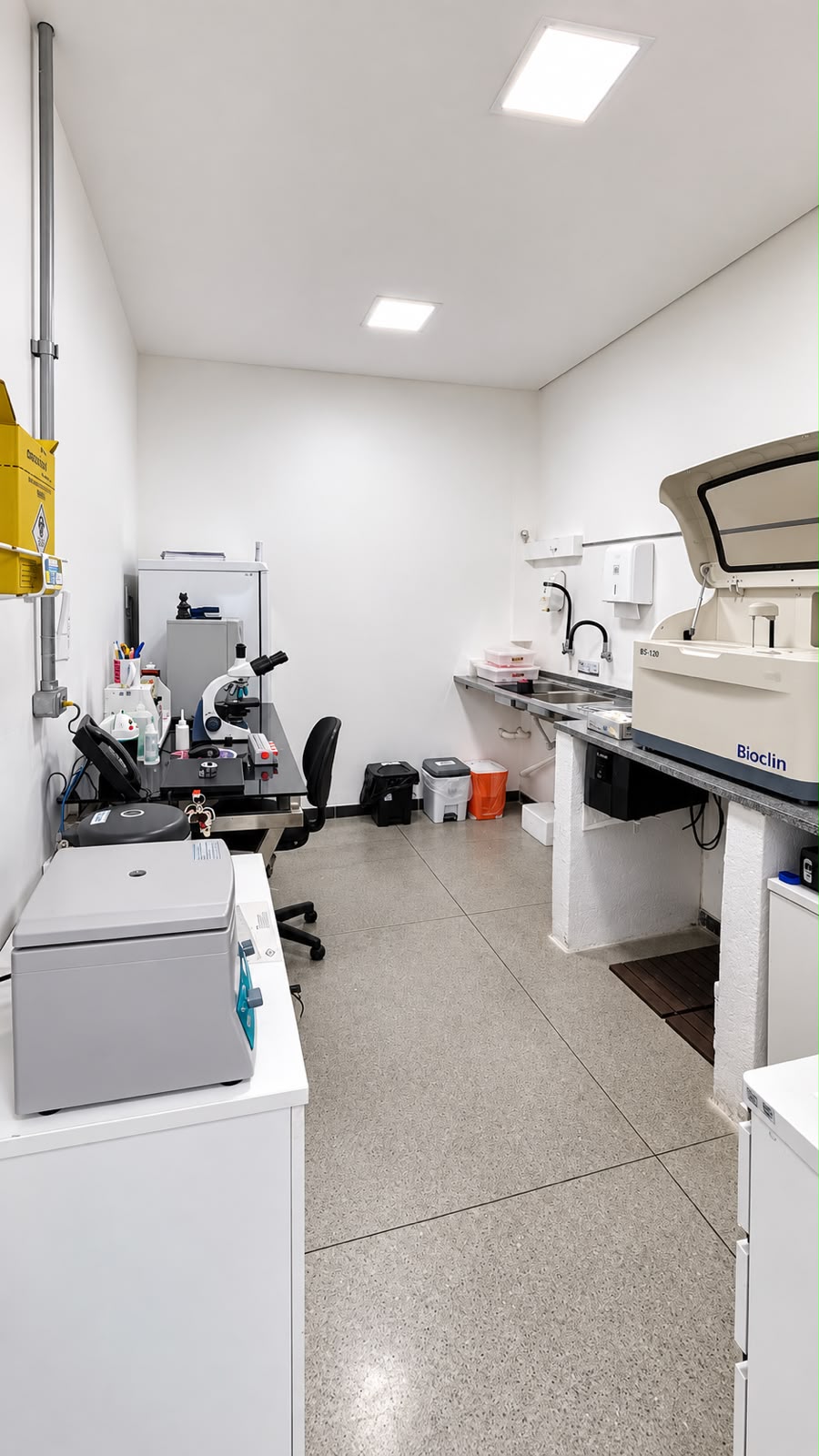 Bancada do laboratório com analisador e microscópio